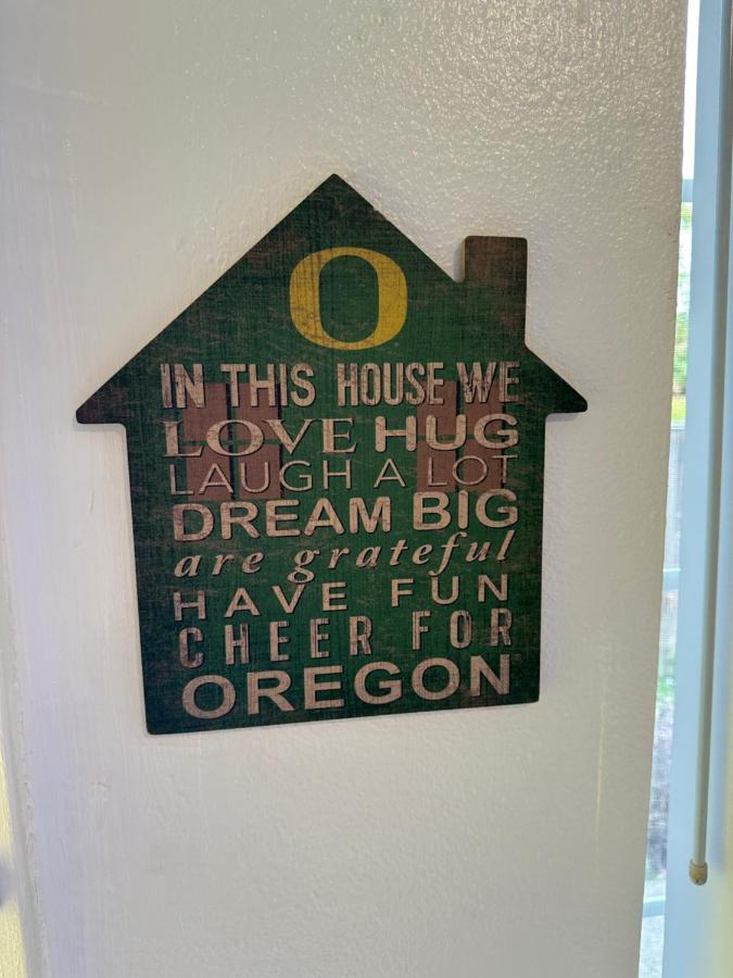 Retreat Near Uo, Autzen Stadium, Amazon Park Eugene Exterior photo